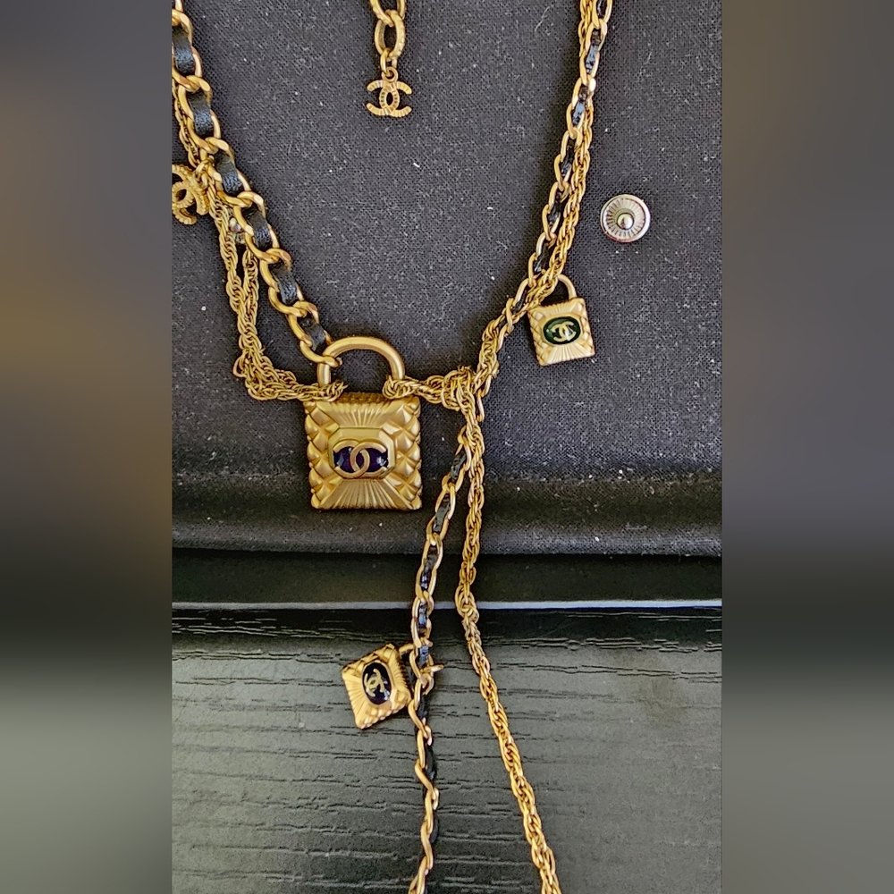 Chanel gold chain link necklace with charm - Picture 2 of 7